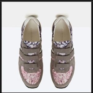 Preowned pristine condition carven sneaker 7 EUC